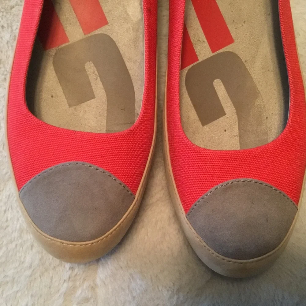 Fitflop Red & Gray Two-Tone Slip-On Shoes - EU42/US11